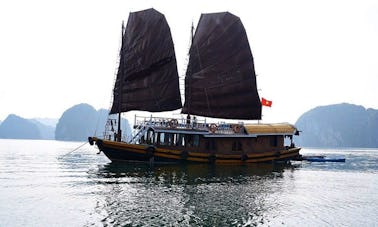 Barco de lixo à vela para 4 pessoas em Ha Long, Vietnã