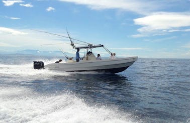 Enjoy Fishing With Friends On This 5 Persons Center Console in Herradura, Costa Rica