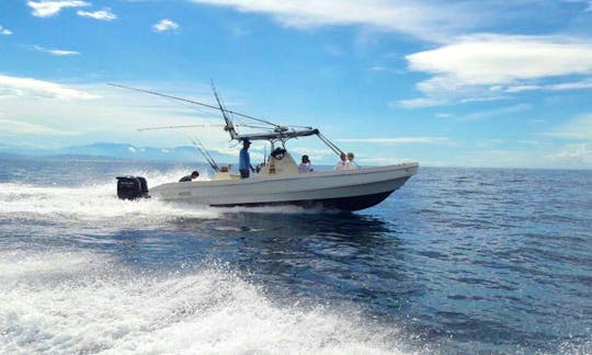 Enjoy Fishing With Friends On This 5 Persons Center Console in Herradura, Costa Rica