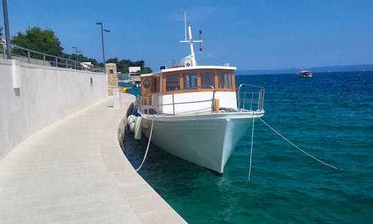 Discover the scenery of Hvar Island and Adriatic Sea on 56'