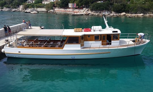 Discover the scenery of Hvar Island and Adriatic Sea on 56'