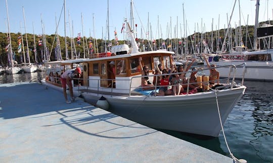 Discover the scenery of Hvar Island and Adriatic Sea on 56'