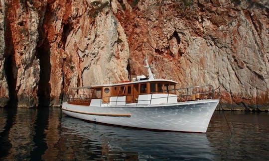 Discover the scenery of Hvar Island and Adriatic Sea on 56'