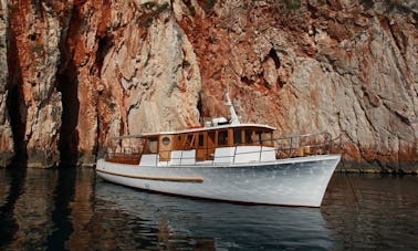 Descubre el paisaje de la isla de Hvar y el mar Adriático en 56 minutos