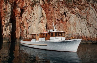 Discover the scenery of Hvar Island and Adriatic Sea on 56'