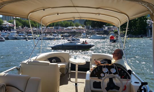 Bateau ponton avec chaise longue arrière Sunchaser de 26 pieds à Portland avec capitaine