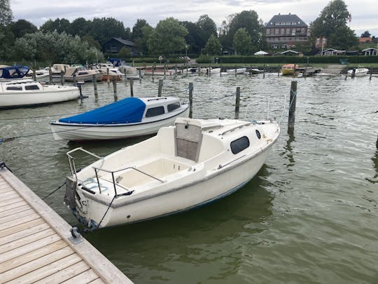 Bateau électrique silencieux dans le lac Søndersø à Maribo Lolland