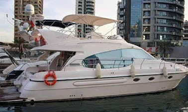 Divirta-se em Dubai, Emirados Árabes Unidos, no Sea Breeze Cozmo 52 Power Mega Yacht