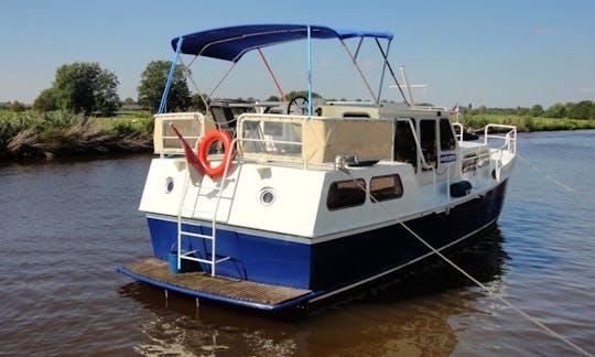 32' Rogger 1000 Salon “Mantelmeeuw” yacht charter in IJsselstein