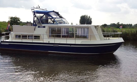 Stern Houseboat 1050 Charter in IJsselstein