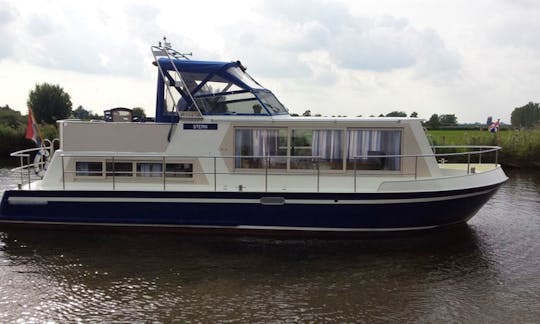 Stern Houseboat 1050 Charter in IJsselstein