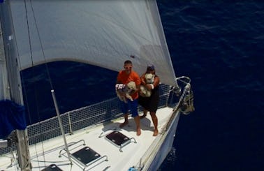 Charter 39' Oceanis 393 Cruising Monohull in Roatan, Honduras