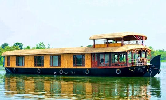 Cruise with houseboat in Kerala, India