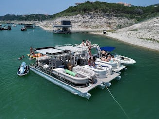 Ponton de fête à deux étages sur le lac Travis