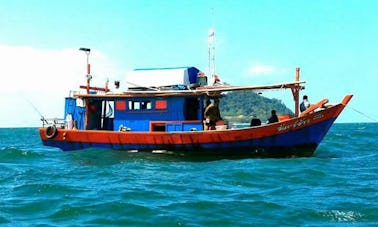 Viaje de pesca memorable en Satun, Tailandia, a bordo de un arrastrero tradicional para 8 personas