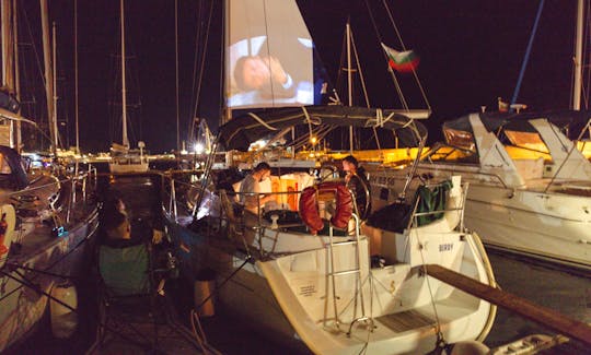 Alquile un monocasco de crucero Oceanis «Birdy» de 34 pies en el puerto marítimo de Varna, Bulgaria