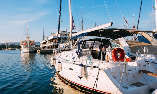 Alquile un monocasco de crucero Oceanis «Birdy» de 34 pies en el puerto marítimo de Varna, Bulgaria