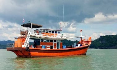 Disfrute de una increíble experiencia de pesca en Satun, Tailandia, en un arrastrero tradicional