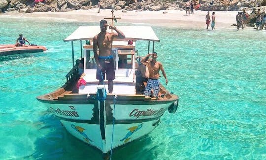 Rent an amazing Trawler Boat in Arraial do Cabo for 30 person!