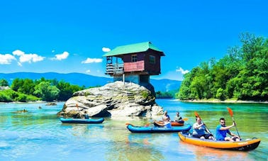 Crucero por el río en Bajina Bašta, Serbia