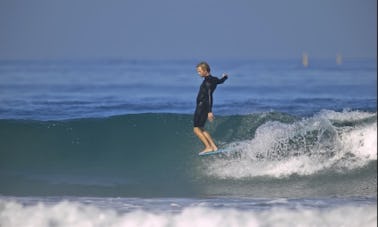 Clases de surf con un entrenador experimentado en Sandy Bank Bay