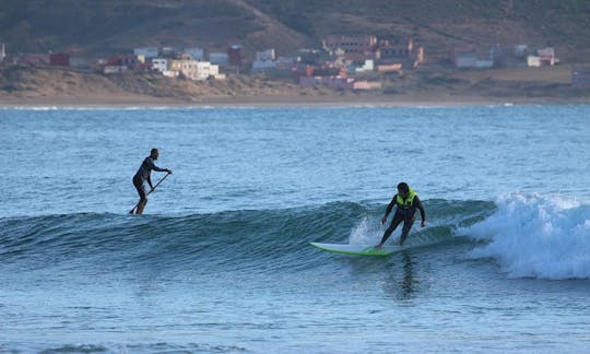 Cours de surf sur la plus longue vague de la main droite, Imsouane, Maroc