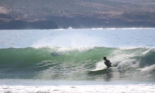 Cours de surf sur la plus longue vague de la main droite, Imsouane, Maroc