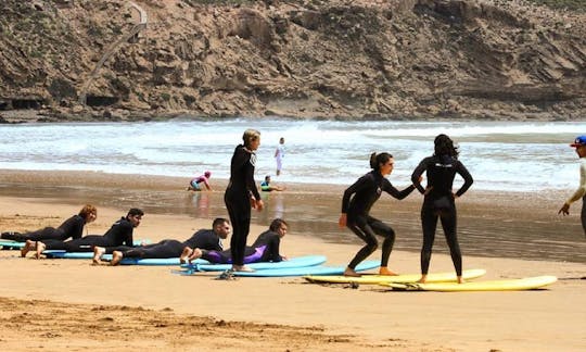 Cours de surf sur la plus longue vague de la main droite, Imsouane, Maroc