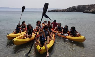 Kayaks disponibles para alquilar en Al Hoceima, Marruecos