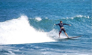 Amusons-nous avec les vagues pendant que vous apprenez à surfer sur les plages de Bali !