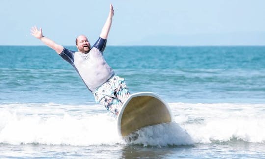 ¡Divirtámonos con las olas mientras aprendes a surfear en las playas de Bali!