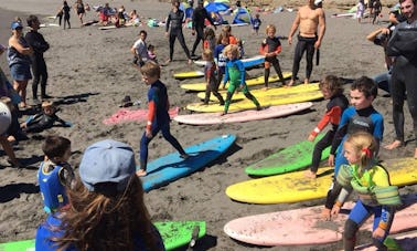 ¡Reserva una clase de surf en la playa de Algarrobo durante 1:30 horas!