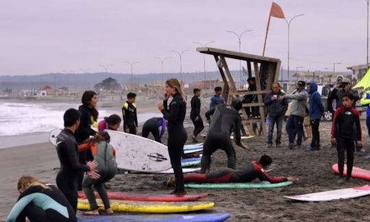 Réservez un cours de surf sur la plage d'Algarrobo pendant 1h30 !