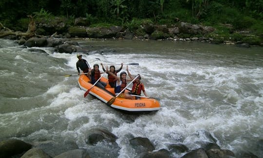 ¿Estás listo para mojarte? ¡Reserve un viaje de rafting con nosotros!