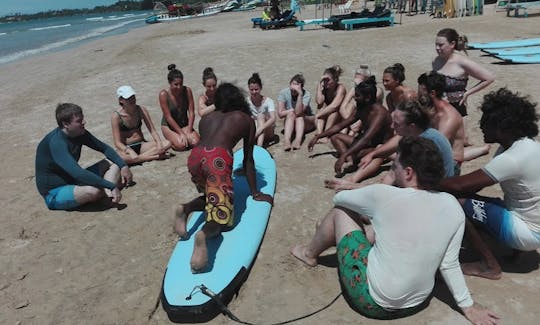 ¡Disfruta de las olas de la bahía de Arugam! ¡Reserva una clase de surf con nosotros!