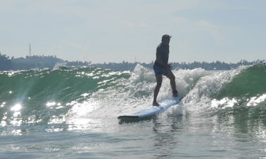 Profitez des vagues de la baie d'Arugam ! Réservez un cours de surf avec nous !