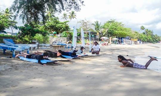 ¡Disfruta de las olas de la bahía de Arugam! ¡Reserva una clase de surf con nosotros!