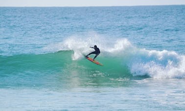 Cours de surf avec des moniteurs de surf formés à l'étranger à Pumula, sur la côte sud du Kzn