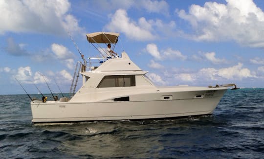 37' Chris Craft Fishing Charter for 8 People in Cancún, Mexico