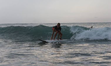 Cours de surf avec un instructeur professionnel dans la baie d'Arugam, au Sri Lanka