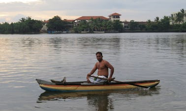 ¡Disfruta de un recorrido tranquilo y a un ritmo constante en Aluthgama, Sri Lanka! ¡Reserva una canoa!