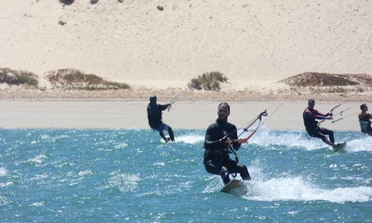 Cours de kitesurf avec un instructeur professionnel à Dakhla, Sahara occidental