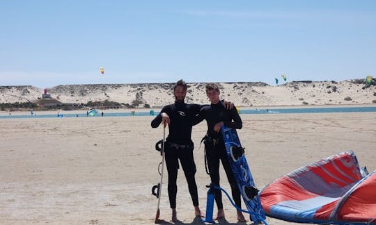 Cours de kitesurf avec un instructeur professionnel à Dakhla, Sahara occidental