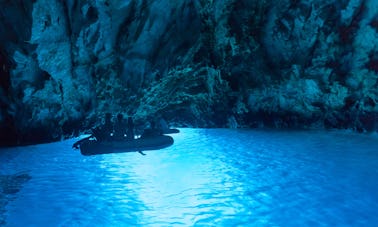 Passeio pela caverna azul e verde em Hvar