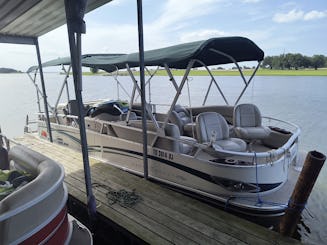 24ft Sun Tracker Pontoon – Party & Fish in Style