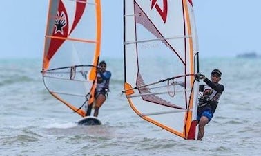 Aprenda a praticar windsurf ou vela básica com instrutores certificados em Bangkok, Tailândia!