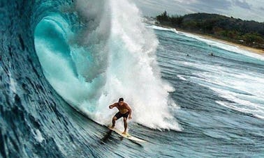 ¡Emocionante campamento de surf en Teluk Dalam, Indonesia!