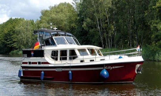 Pedro Levanto 32 (Hetty) Motor Yacht Hire in Germany Mueritz