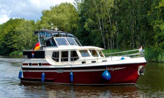 Pedro Levanto 32 (Hetty) Motor Yacht Hire in Germany Mueritz