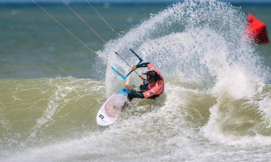 Aulas de kitesurf com instrutor profissional certificado oferecidas em Essaouira, Marrocos